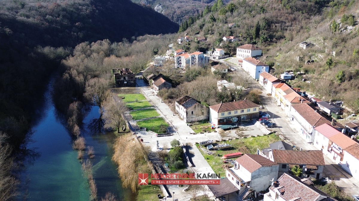 Old house ideal for a boutique hotel in the heart of a historic village, Rijeka Crnojevića